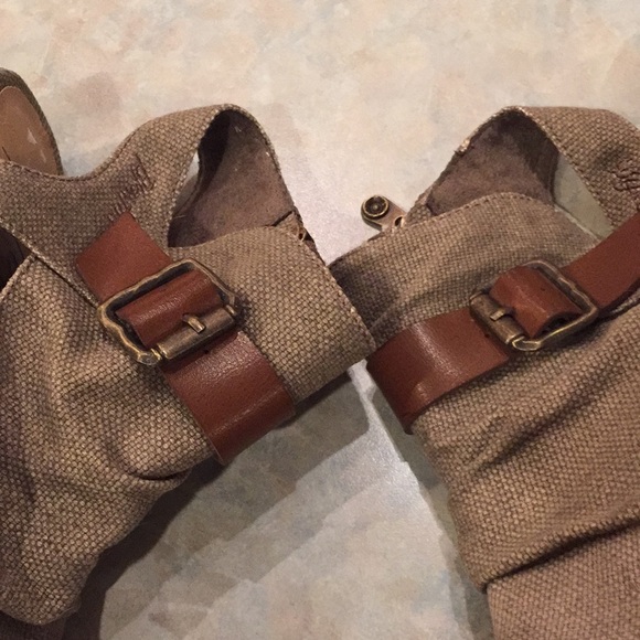 Blowfish open toe sling back sandals (sz 7) - Picture 6 of 7